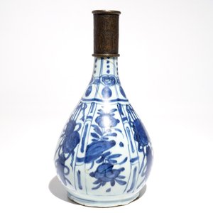 Een Chinese blauwwitte flesvormige vaas met Perzische Qajar bronsmontuur, Wanli — foto 3