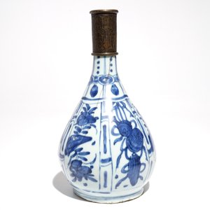 Een Chinese blauwwitte flesvormige vaas met Perzische Qajar bronsmontuur, Wanli — foto 4