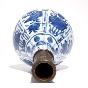 Een Chinese blauwwitte flesvormige vaas met Perzische Qajar bronsmontuur, Wanli — foto 6