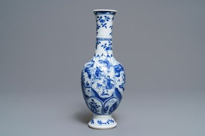 Een Chinese blauwwitte flesvormige vaas met ruiters en landschappen, Kangxi