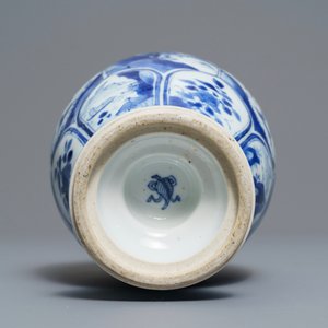 Een Chinese blauwwitte flesvormige vaas met ruiters en landschappen, Kangxi — foto 7