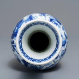 Een Chinese blauwwitte flesvormige vaas met ruiters en landschappen, Kangxi — foto 8