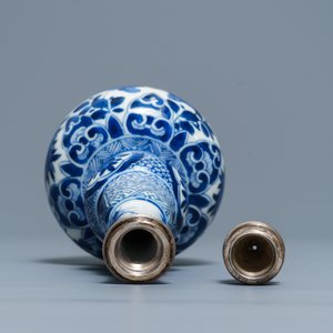 Een Chinese blauwwitte flesvormige vaas met zilveren montuur voor de Perzische markt, Kangxi — foto 6