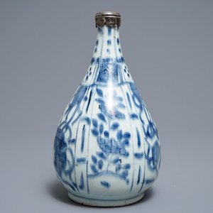 Een Chinese blauwwitte flesvormige vaas met zilveren montuur, Wanli — foto 1