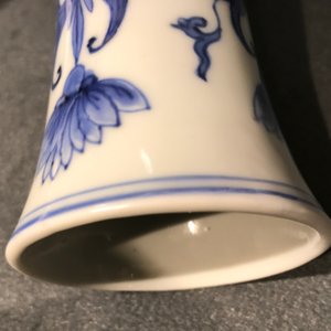 Een Chinese blauwwitte flesvormige vaas, Transitie periode — foto 16
