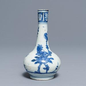 Een Chinese blauwwitte flesvormige vaas, Wanli — foto 1
