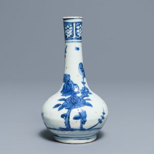 Een Chinese blauwwitte flesvormige vaas, Wanli — foto 3