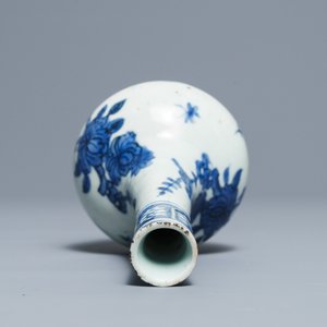 Een Chinese blauwwitte flesvormige vaas, Wanli — foto 6