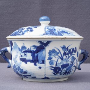 Een Chinese blauwwitte gedekselde papkom, Kangxi — foto 18