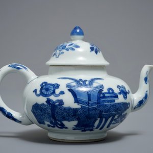Een Chinese blauwwitte gedekselde theepot met decor van antiquiteiten, Kangxi — foto 3