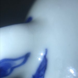 Een Chinese blauwwitte gedekselde theepot met decor van antiquiteiten, Kangxi — foto 10