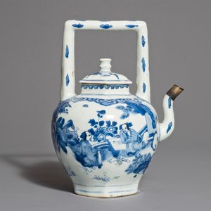 Een Chinese blauwwitte gedekselde wijnkan met zilveren montuur, Transitie periode — foto 1