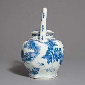 Een Chinese blauwwitte gedekselde wijnkan met zilveren montuur, Transitie periode — foto 2