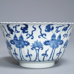 Een Chinese blauwwitte gelobde kom, Kangxi — foto 1