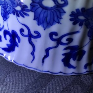 Een Chinese blauwwitte gelobde kom, Kangxi — foto 14