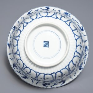Een Chinese blauwwitte gelobde kom, Kangxi — foto 6