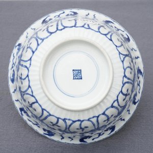 Een Chinese blauwwitte gelobde kom, Kangxi — foto 8
