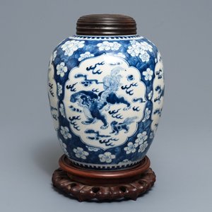 Een Chinese blauwwitte gemberpot met Boeddhistische leeuwen in Kangxi-stijl, 19e eeuw — foto 1