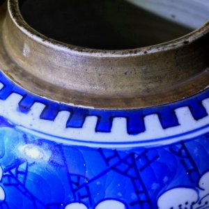 Een Chinese blauwwitte gemberpot met 'prunus op gebroken ijs', Kangxi — foto 7
