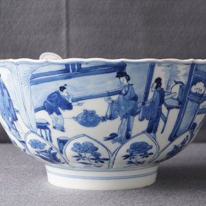 Een Chinese blauwwitte gemouleerde kom met interieurscènes, Xuande merk, Kangxi — foto 11