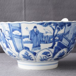 Een Chinese blauwwitte gemouleerde kom met interieurscènes, Xuande merk, Kangxi — foto 14