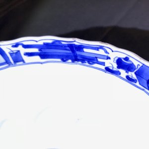 Een Chinese blauwwitte gemouleerde kom met interieurscènes, Xuande merk, Kangxi — foto 9