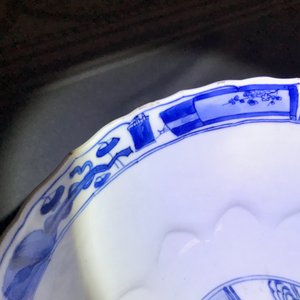 Een Chinese blauwwitte gemouleerde kom met interieurscènes, Xuande merk, Kangxi — foto 10