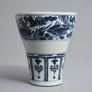 Een Chinese blauwwitte gereduceerde meiping vaas in Yuan-stijl, 19/20e eeuw — foto 1