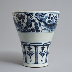 Een Chinese blauwwitte gereduceerde meiping vaas in Yuan-stijl, 19/20e eeuw — foto 2