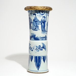 Een Chinese blauwwitte gu vaas met bronsmontuur, Kangxi — foto 2