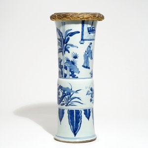 Een Chinese blauwwitte gu vaas met bronsmontuur, Kangxi — foto 4