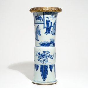 Een Chinese blauwwitte gu vaas met bronsmontuur, Kangxi — foto 5