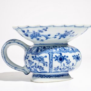 Een Chinese blauwwitte hartvormige kwispedoor, Kangxi — foto 5
