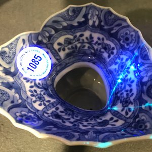 Een Chinese blauwwitte hartvormige kwispedoor, Kangxi — foto 8