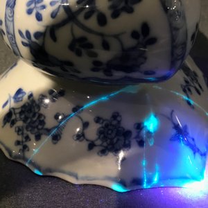 Een Chinese blauwwitte hartvormige kwispedoor, Kangxi — foto 10