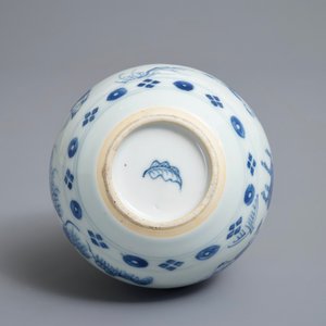 Een Chinese blauwwitte hookah-basis met figuratief decor, Kangxi — foto 5