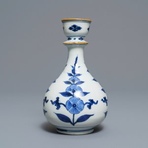 Een Chinese blauwwitte hookah-basis met floraal decor, Kangxi — foto 2