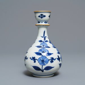 Een Chinese blauwwitte hookah-basis met floraal decor, Kangxi — foto 3
