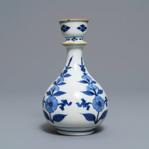 Een Chinese blauwwitte hookah-basis met floraal decor, Kangxi — foto 5
