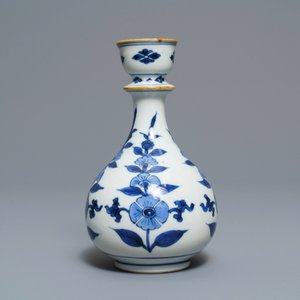 Een Chinese blauwwitte hookah-basis met floraal decor, Kangxi — foto 8