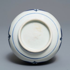 Een Chinese blauwwitte hookah-basis met floraal decor, Kangxi — foto 9