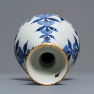 Een Chinese blauwwitte hookah-basis met floraal decor, Kangxi — foto 10