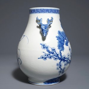 Een Chinese blauwwitte hu vaas met 'Drie Vrienden van de Winter' decor, Qianlong merk, 19/20e eeuw — foto 2