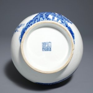 Een Chinese blauwwitte hu vaas met 'Drie Vrienden van de Winter' decor, Qianlong merk, 19/20e eeuw — foto 5