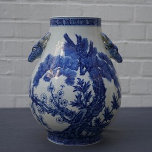 Een Chinese blauwwitte hu vaas met 'Drie Vrienden van de Winter' decor, Qianlong merk, 19/20e eeuw — foto 8