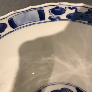 Een Chinese blauwwitte in lotusvorm gemouleerde kom, Xuande merk, Kangxi — foto 11
