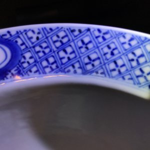 Een Chinese blauwwitte in lotusvorm gemouleerde kom, Xuande merk, Kangxi — foto 12