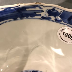 Een Chinese blauwwitte in lotusvorm gemouleerde kom, Xuande merk, Kangxi — foto 8