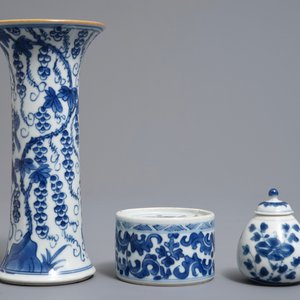 Een Chinese blauwwitte inktpot en twee vazen, Kangxi — foto 2