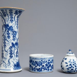 Een Chinese blauwwitte inktpot en twee vazen, Kangxi — foto 5